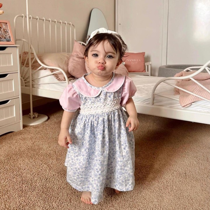 <p>Shakira Amara Hafa lahir pada April 2022. Putri dari pasangan Hamidah Rachmayanti dan Irvan Farhad ini diambil dari Bahasa Arab yang bermakna orang yang selalu bersyukur. (Foto: Instagram: @hamidahrachmayanti)</p>