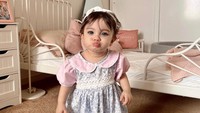 <p>Shakira Amara Hafa lahir pada April 2022. Putri dari pasangan Hamidah Rachmayanti dan Irvan Farhad ini diambil dari Bahasa Arab yang bermakna orang yang selalu bersyukur. (Foto: Instagram: @hamidahrachmayanti)</p>