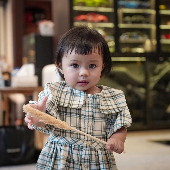 <p>Anak Atta Halilintar dan Aurel Hermansyah, diberi nama Ameena Hana Nur Atta. Ameena sendiri terinspirasi dari nama Ibunda Nabi Muammad. Sementara Hana berarti kebahagiaan untuk keluarga. (Foto: Instagram: @ameenaatta)</p>