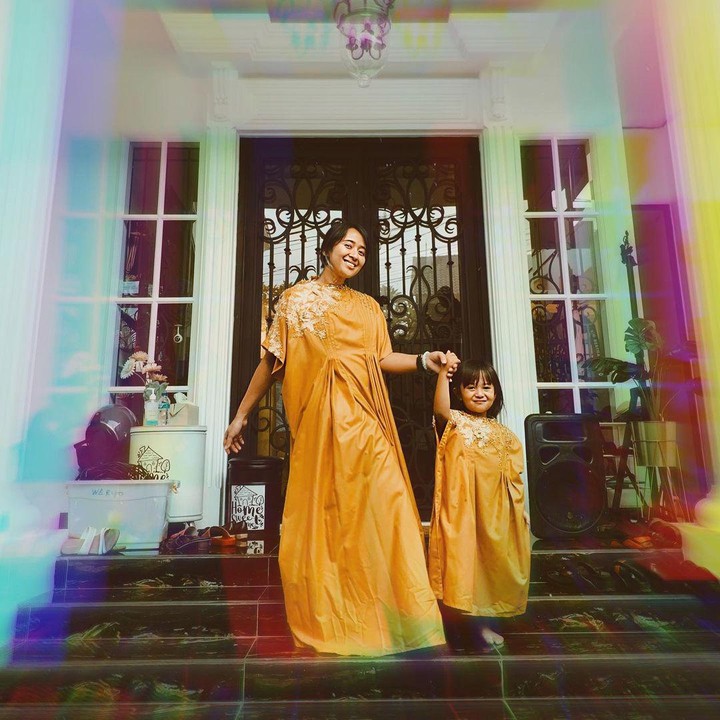 <p>Shakilla Sabdasakhi Putri Firmansyah merupakan anak kedua dari Chua Kotak dan Firmansyah. Dalam Bahasa Arab, Shakila berarti perempuan yang rupawan, Bunda. (Foto: Instagram: @chuakotak)</p>