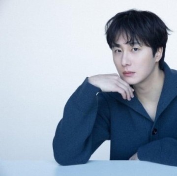 img-title Tetap Memesona di Tahun ke-17 Berkarier, Jung Il Woo Rilis Foto Profil Terbaru