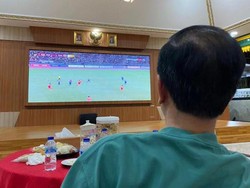 Jokowi Unggah Momen Nonton Timnas Indonesia dari Rumdis Walkot Bobby
