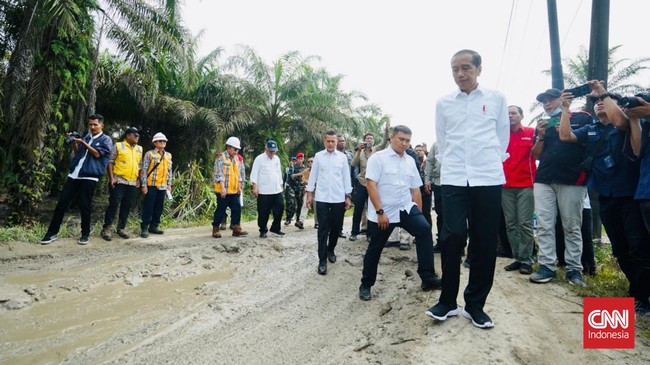 Jokowi mengaku banyak laporan di media sosial terkait kondisi jalan rusak di Sumatera Utara.