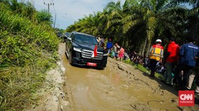 Jokowi Blusukan Jalan Rusak Lagi, Kali Ini Naik Land Cruiser ke Sumut