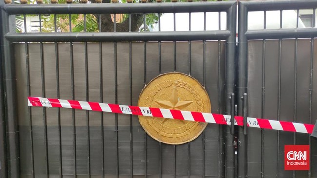 Usai ditetapkan sebagai tersangka dugaan korupsi, Rumah dinas Menkominfo Johnny G. Plate dipasangi garis merah putih milik Kejaksaan Agung.