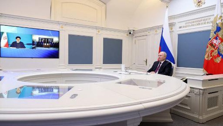 Russian President Vladimir Putin takes part in the ceremony of signing an agreement on the construction of the Rasht-Astara railway via a video link together with Iranian President Ebrahim Raisi, at the Kremlin in Moscow on May 17, 2023. (Photo by Mikhail KLIMENTYEV / SPUTNIK / AFP)