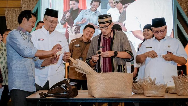 Gubernur NTB Zulkieflimansyah menggoda Menparekraf Sandiaga Uno bergabung jadi kader PKS dengan memberikan anyaman berbentuk angka delapan