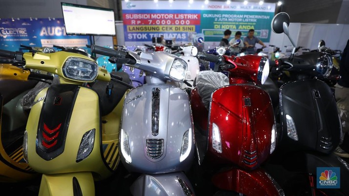 Sejumlah motor listrik dari berbagai jenis merk di tampilkan dalam pameran Periklindo Electric Vehicle Show (PEVS) di Ji Expo Kemayoran pada (17/5/2023). (CNBC Indonesia/Tri Susilo)