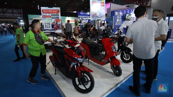 Sejumlah motor listrik dari berbagai jenis merk di tampilkan dalam pameran Periklindo Electric Vehicle Show (PEVS) di Ji Expo Kemayoran pada (17/5/2023). (CNBC Indonesia/Tri Susilo)