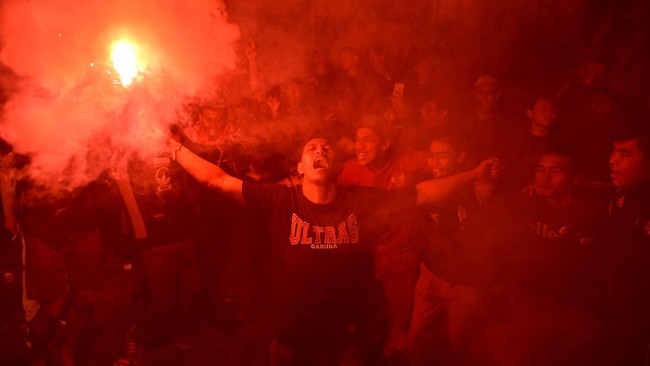 Para pejabat ramai menggelar nonton bareng (nobar) laga semifinal Piala Asia U-23 antara Timnas Indonesia melawan Uzbekistan Senin, (29/4) malam.