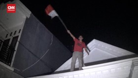 VIDEO: Timnas Raih Emas Sea Games, Ayah Rizky Ridho Naik Atap Rumah