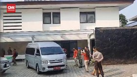 VIDEO: Kejagung Bawa 4 Boks Barbuk Usai Geledah Rumah Dinas Plate