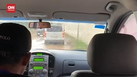 VIDEO: Jalan Pintas Jadi Pilihan Warga demi Tonton Penutupan SEA Games