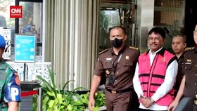 VIDEO: Momen Johnny Plate Pakai Rompi Pink Masuk Mobil Tahanan