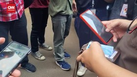 VIDEO: Mobil Johnny Plate Digeledah di Parkiran Kejaksaan Agung