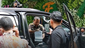 VIDEO: 2 Mobil Plate Digeledah, Penyidik Sita HP Dan Ampop Putih