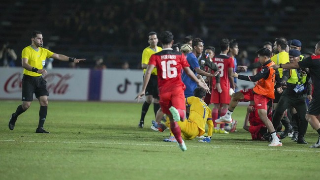 Timnas Indonesia U-22 disindir media Vietnam setelah dihukum Konfederasi Sepak Bola Asia (AFC) imbas keributan dengan Thailand di final SEA Games 2023.