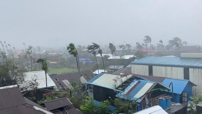 Setidaknya 81 orang meninggal dunia usai Topan Mocha menerjang sejumlah kawasan di Myanmar pada Minggu (14/5) lalu.