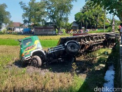 Sempat Senggol Motor-Truk, Truk Kontainer Terjun ke Sawah di Klaten