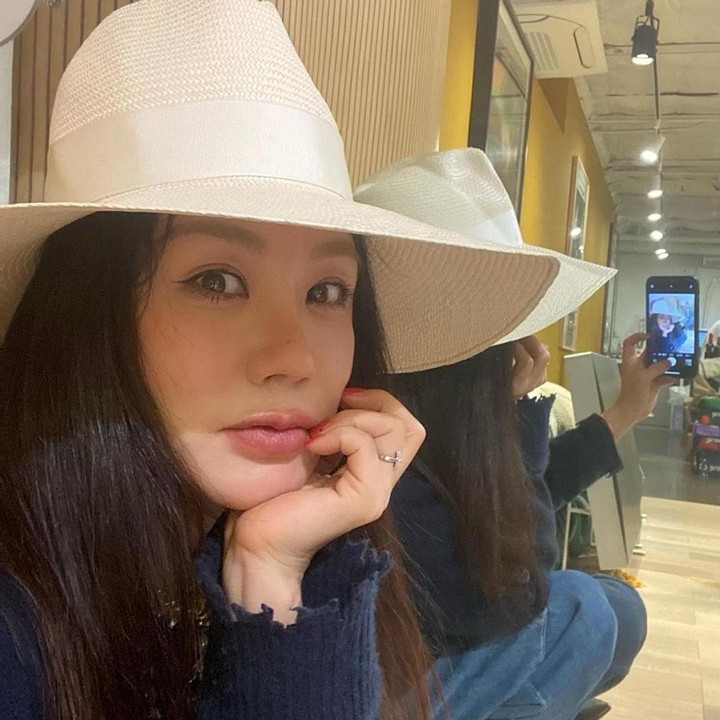 <p>Uhm Jung Hwa adalah artis yang debut sebagai penyanyi pada 1993 silam. Saat ini ia sudah berusia 53 tahun dan telah melebarkan sayap hingga ke dunia akting dan fashion. Atas popularitasnya, Uhm Jung Hwa kerap dijuluki sebagai 'Madonna Korea'. (Foto: Instagram @umaizing)</p>