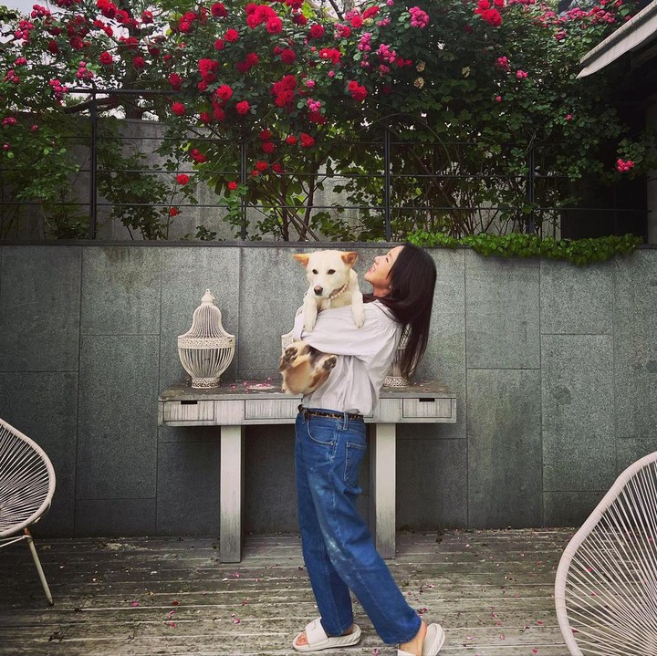 <p>Baru-baru ini, ia kembali lewat drama Korea yang ratingnya sukses tembus 17,9 persen. Di serial itu, ia berperan sebagai Cha Jeong Suk, ibu rumah tangga yang memutuskan kembali bekerja di bidang medis. (Foto: Instagram @umaizing)</p>