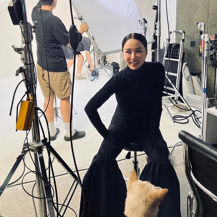 <p>Kerap menuai pujian lewat kemampuan aktingnya, suara emas Uhm Jung Hwa juga tak lagi diragukan. Ia meluncurkan album perdana bertajuk <em>Sorrowful Secret</em> pada 1993 silam. Saat ini, Uhm Jung Hwa kerap dipercaya untuk mengisi soundtrack berbagai drama Korea. (Foto: Instagram @umaizing)</p>