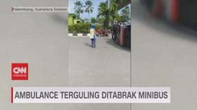 VIDEO: Ambulance Terguling Ditabrak Minibus