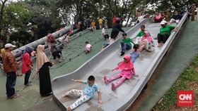 FOTO: Menyerbu Tebet Eco Park Saat Libur Tengah Pekan