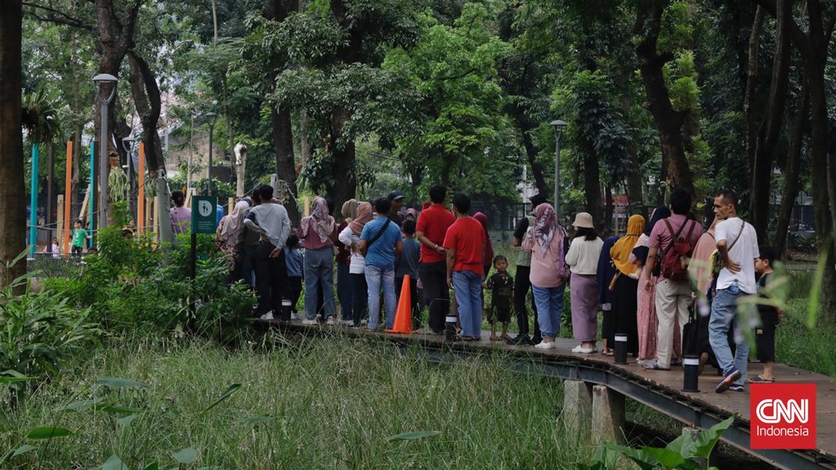 FOTO: Menyerbu Tebet Eco Park Saat Libur Tengah Pekan