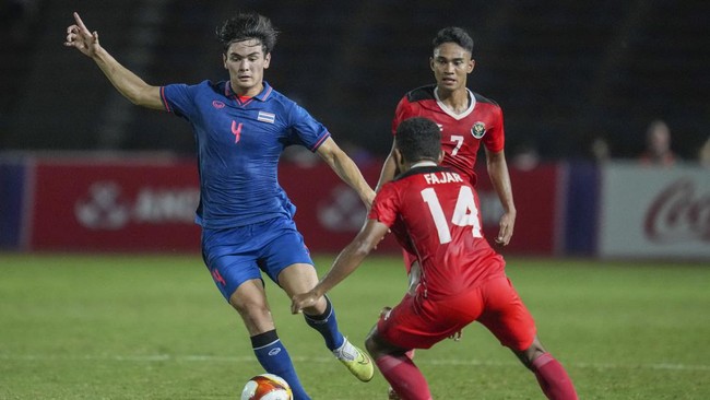 Bek timnas Thailand Jonathan Khemdee mengungkap alasan melempar medali dan boneka SEA Games 2023 usai dikalahkan Timnas Indonesia U-22.