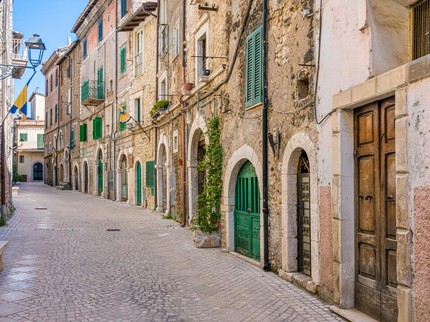 Ratusan Rumah di Italia Dijual Rp15 Ribu, Kok Bisa? Ini Syaratnya Bun