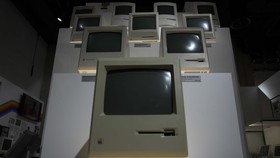 FOTO: Mengintip Sejarah Panjang Kecanggihan Apple di Polandia