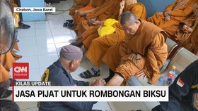 VIDEO: Jasa Pijat untuk Biksu di Cirebon