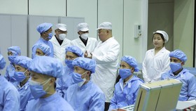 FOTO: Kim Jong-un Ajak Putrinya Pantau Satelit Mata-mata Pertama Korut