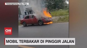 VIDEO: Mobil Terbakar di Pinggir Jalan