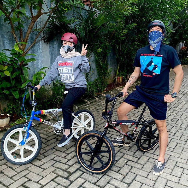 <p>Belum lama ini presenter Desta resmi melayangkan gugatan cerai kepada sang istri, Natasha Rizky, Bunda. Padahal, sebelumnya rumah tangga keduanya tidak pernah diterpa isu miring. (Foto: Instagram: @desta80s)</p>