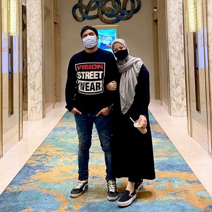<p>Desta bahkan kerap mengunggah potret kebersamaannya dengan sang istri ke media sosialnya, Bunda. Mesra dan harmonis banget, ya! (Foto: Instagram: @desta80s)</p>