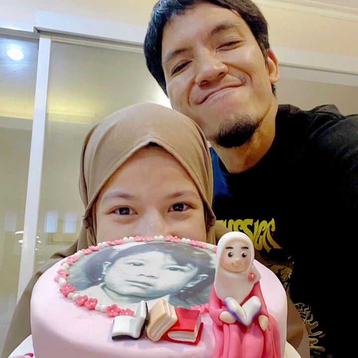 <p>"SELAMAT ULANG TAHUN ABUY <em>@natasharizkynew. You're not getting older. You're getting better </em>(Kamu tidak bertambah tua. Kamu menjadi lebih baik dari sebelumnya)<em>,</em>" tulis Desta kala merayakan ulang tahun sang istri pada tahun 2021. (Foto: Instagram: @desta80s)</p>