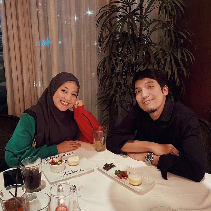 <p>Pada 21 April 2022, Desta dan Natasha juga merayakan ulang tahun pernikahan mereka yang kesembilan tahun, Bunda. "21 April 2013-2022. 9 tahun...," tulis Desta sebagai keterangan fotonya. (Foto: Instagram: @desta80s)</p>
