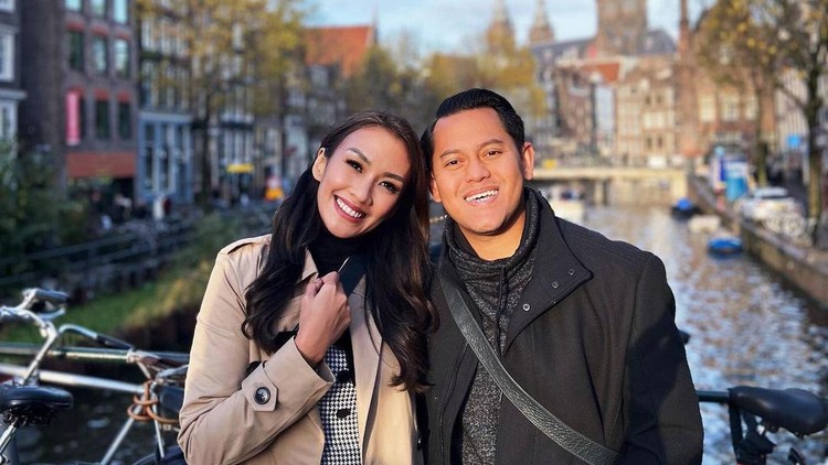 Potret Melanie Putria dan Suami Dokter Potret Melanie Putria dan Suami Dokter