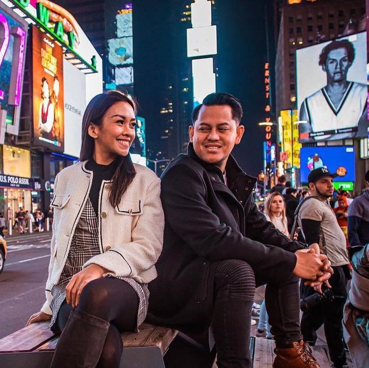 <p>"Hey kamu. Iya kamu. Tolong sayangin aku terus selamanya ya. Semoga Allah selalu melindungi kita terus sekeluarga.<em> I love you</em> @melanieputria," tulis Aldico. Kalimat ini pun dibalas oleh Melanie dengan "Selalu, selamanya. <em>I love you</em> sayang". (Foto: Instagram: @melanieputria/@aldicosapardan)</p>