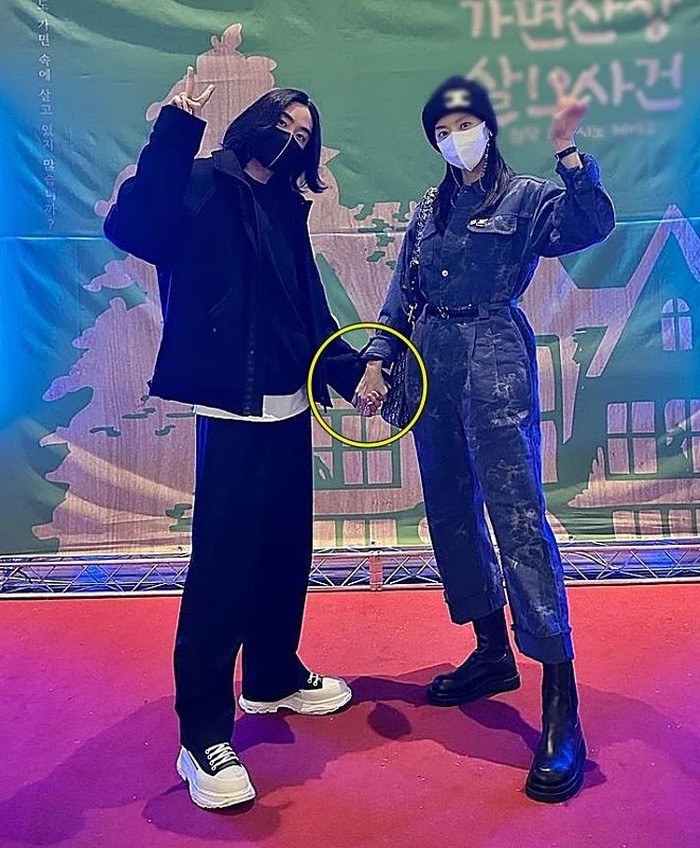 Sebelumnya Lee Tae Hee telah mencuri perhatian publik sejak Lee Da Hee memperkenalkan identitasnya sebagai adik kandung pada 2020 lalu. Usianya terpaut sembilan tahun lebih muda dari sang kakak yang lebih dulu terjun di dunia seni peran./ Foto: koreaboo.com