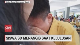VIDEO: Siswa SD Menangis Saat Kelulusan