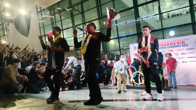 Rombongan Timnas Indonesia U-22 yang meraih medali emas SEA Games 2023 tiba di Bandara Soekarno Hatta, Cengkareng pada Kamis (18/5) malam.