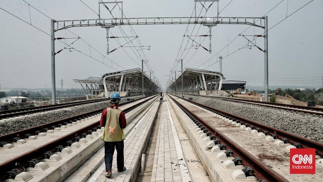 KCIC menyebut jalur Kereta Cepat Jakarta-Bandung mulai dialiri listrik tegangan tinggi. Mereka meminta warga berhati-hati beraktivitas di jalur kereta cepat.