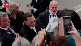 VIDEO: Johnny Depp Disambut Hangat di Karpet Merah Cannes