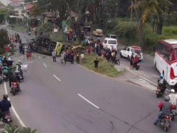 Rem Blong, Truk Tabrak Pohon hingga Terguling di Nagreg