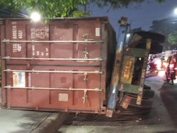 Truk Terguling Timpa Angkot Sedang Parkir di Bekasi hingga Gepeng