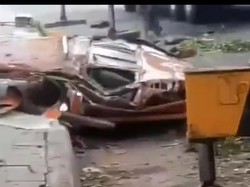Penampakan Truk Trailer Terguling Timpa Angkot di Bekasi