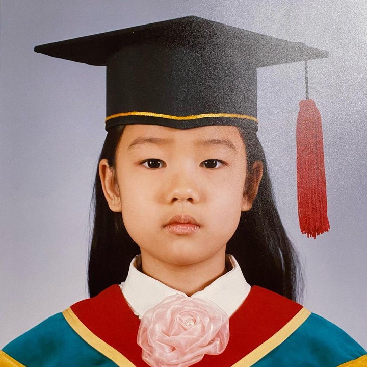 <p>Ada juga potret ketika Ahn Eun Jin menghadiri acara wisuda Sekolah Dasar (SD).<em> "From kindergarten to elementary school</em>," tulis Ahn Eun Jin di keterangan foto. Menggemaskan ya, Bunda? (Foto: Instagram @eunjin___a)</p>